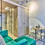 Luxurious Designer Gem Located At The Harri