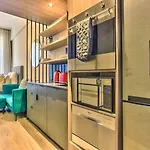 Luxurious Designer Gem Located At The Harri