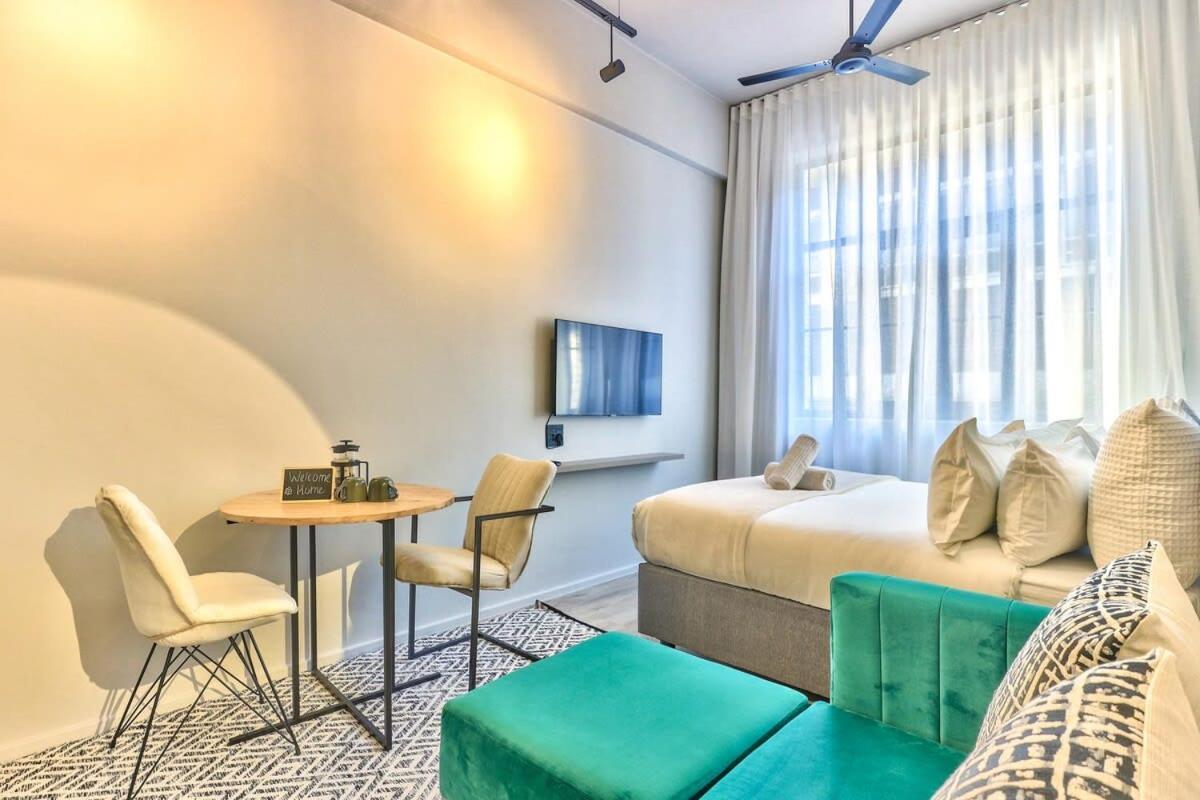 Apartment Luxurious Designer Gem Located At The Harri Cape Town