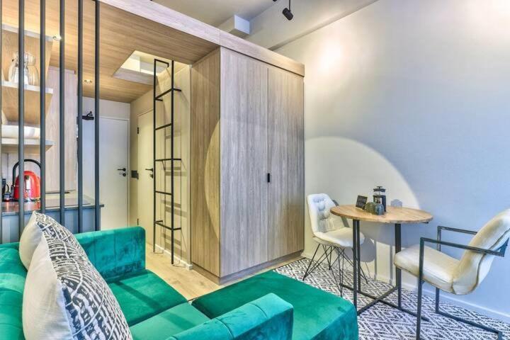 Luxurious Designer Gem Located At The Harri