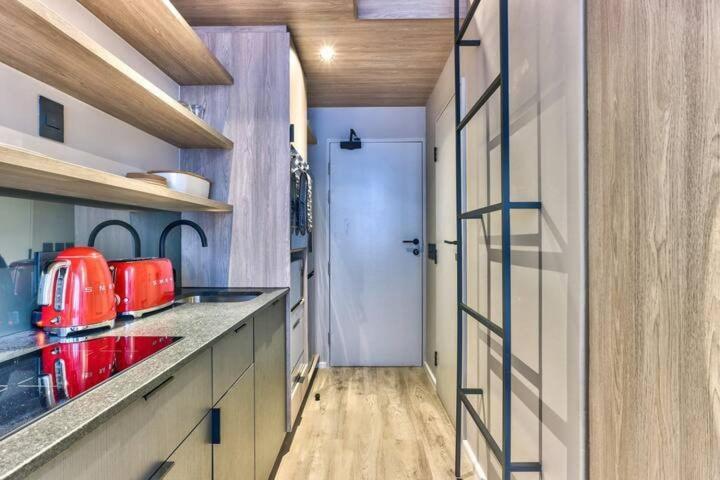 Luxurious Designer Gem Located At The Harri Apartment